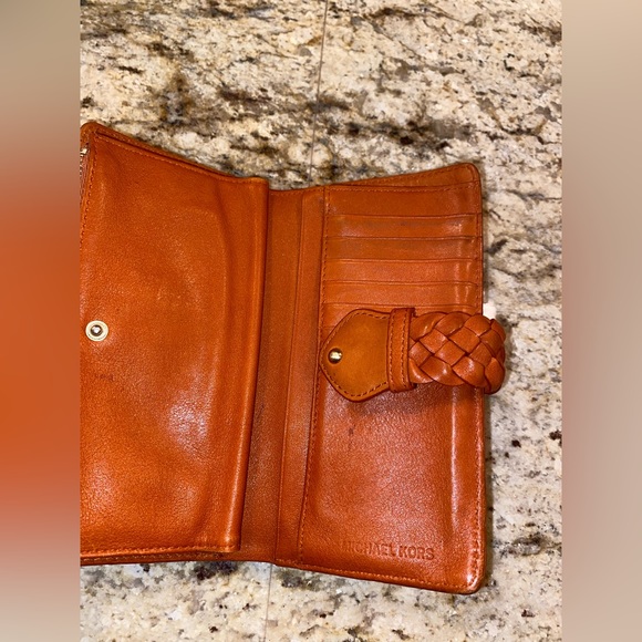 MICHAEL KORS DESIGNER HANDBAG WITH MATCHING WALLET - Picture 8 of 9